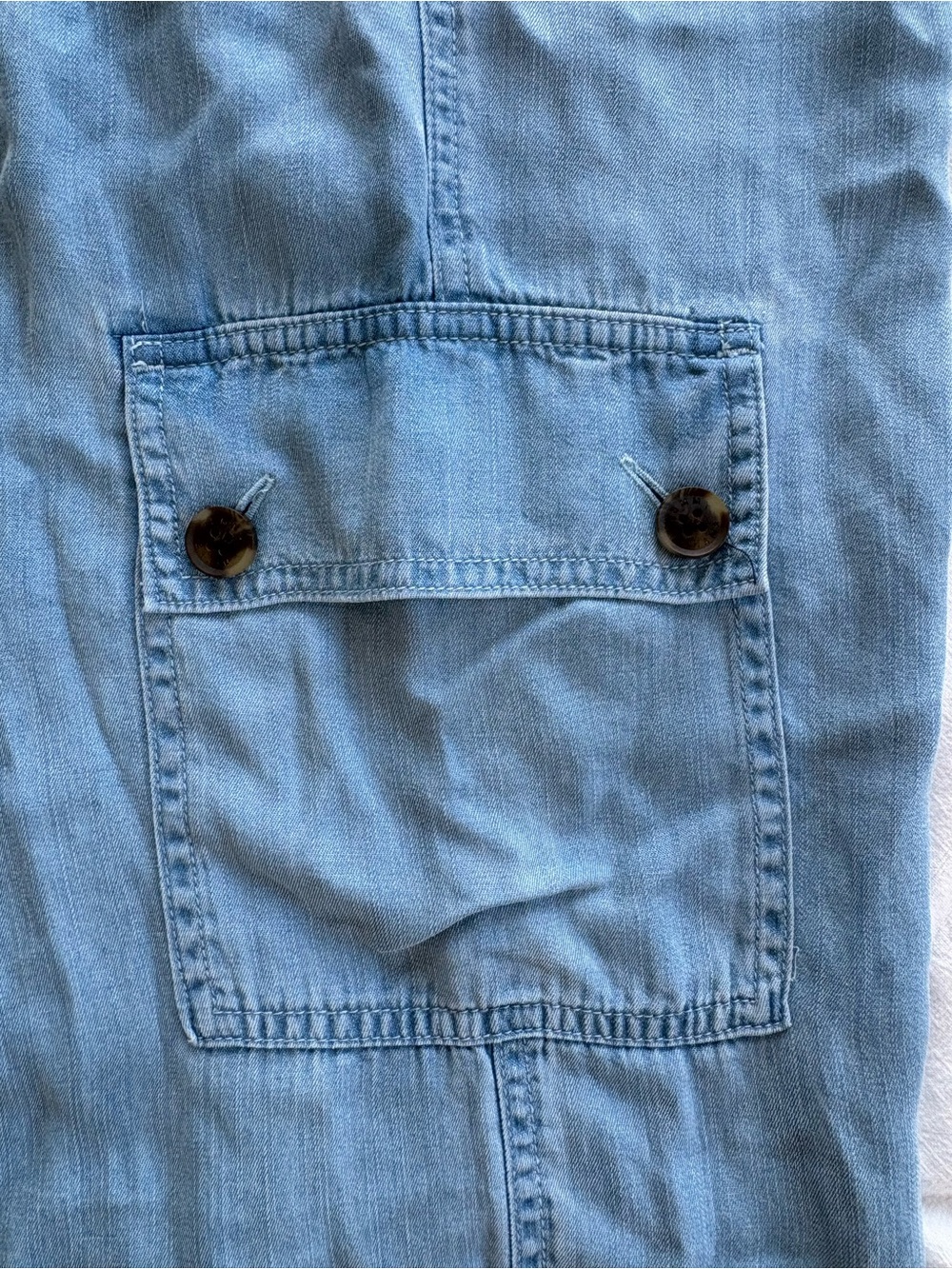 Relaxed Wide-Leg Cargo Pants in Light Denim - Picture 6 of 7